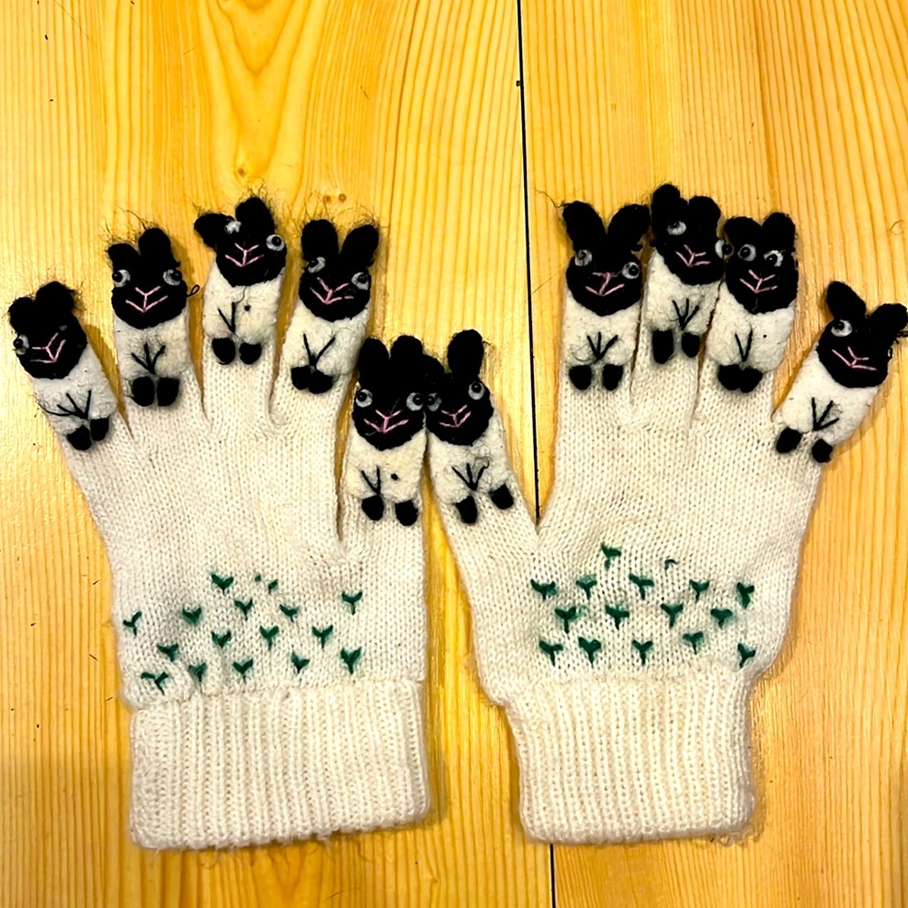 Sheep lamb gloves- the cutest! 5 6 7 girls